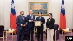 Dari Kiri: Perwakilan AS Ami Bera, Perwakilan AS Mario Diaz-Balart, Presiden terpilih Taiwan Lai-Ching-te serta wakil presiden terpilih Hsiao Bi-khim di Kantor Kepresidenan Taiwan, 25 Januari 2024. (Handout/Kantor Kepresidenan Taiwan/AFP)