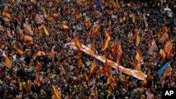 Ribuan orang yang mendukung persatuan Spanyol berdemo di Barcelona hari Minggu (4/3). 