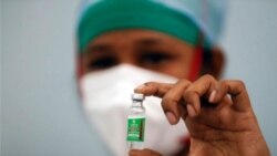 Seorang nakes memperlihatkan vial vaksin COVID-19 AstraZeneca. (Foto: dok).