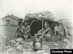 This 1898 photo by an unknown photographer shows a group of Dakota tribe members posing for the camera inside a sweat lodge. The raised coverings indicate that a sweat ceremony is not underway. Courtesy: National Archaeological Archives, Smithsonian Institution.