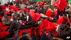Les migrants se reposent dans un centre sportif après avoir été secourus en mer dans le détroit de Gibraltar, en Espagne, le 12 août 2014.