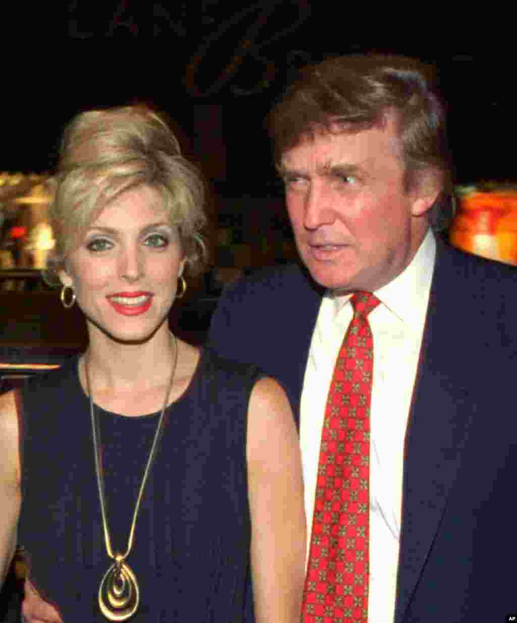 លោក Donald Trump និងអតីតភរិយាលោកស្រី Marla Maples ថតរូបកាលពីថ្ងៃទី២៣ ខែសីហា ឆ្នាំ១៩៩៤។