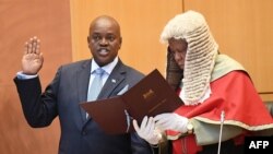 Le président nouvellement élu du Botswana, Mokgweetsi Masisi, prête serment devant le Président de la République, Maruping Dibotelo, en tant que 5ème président de l'Assemblée nationale à Gaborone, le 1er avril 2018.