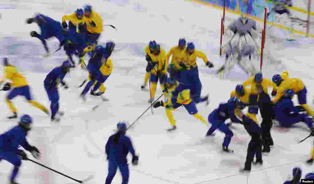 Pemain tim nasional hoki es Swedia ikut dalam sesi latihan di Shayba Arena menjelang Olimpiade Musim Dingin 2014 di Sochi, 4 Februari 2014.