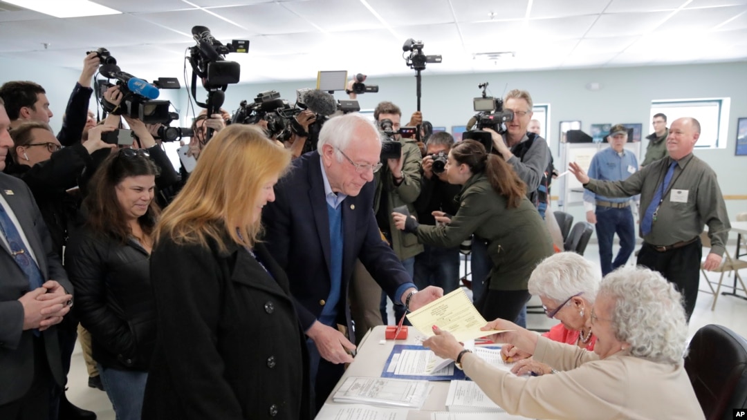 El aspirante a la nominación presidencial demócrata, Bernie Sanders, independiente por Vermont, llega a votar en las primarias de su estado en Burlington. Marzo 3 de 2020.