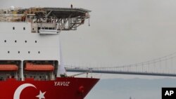 Kapal perang Turki 'Yavuz' dikawal oleh kapal Angkatan Laut Turki, melintasi Laut Marmara dalam perjalanan ke Mediterania, dari pelabuhan Dilovasi, di luar Istanbul, Kamis, 20 Juni 2019. (Foto: dok).