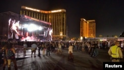 Lokasi konser festival Route 91 Harvest, dengan latar belakang Mandalay Bay Hotel di belakang panggung, di Las Vegas Boulevard South, Las Vegas, Nevada, 1 Oktober 2017.