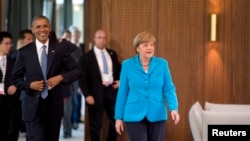 Le président Barack Obama et la chancelière allemande Angela Merkel arrivant à la première session du sommet à Krün le 7 juin 2015