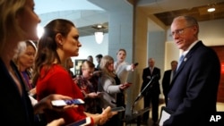 Anggota DPR dari, Mike Conaway, kanan, yang memimpin penyelidikan keterlibatan Rusia dalam pilpres AS 2016, berbicara kepada para wartawan di Capitol Hill di Washington, 15 Februari 2018.