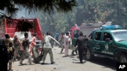 Warga Afghanistan membawa seorang pria yang terluka pasca ledakan bom mobil bunuh diri di provinsi Helmand, Afghanistan selatan, Afghanistan, 22 Juni 2017.