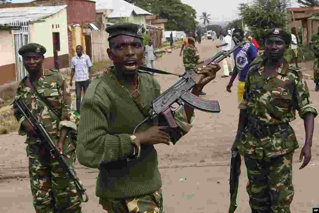 Soldiers disperse a crowd by firing into the air after demonstrators cornered Jean Claude Niyonzima in a sewer, Burundi, May 7, 2015.