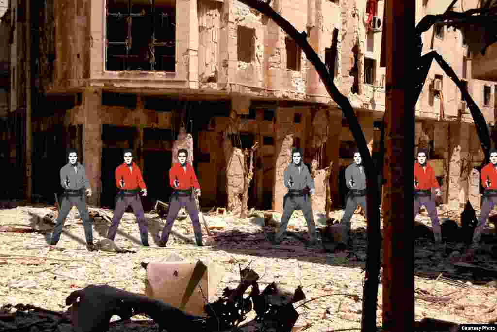 Serangkaian gambar Elvis Presley karya Andy Warhol seperti berdiri di reruntuhan bangunan di Homs, Suriah.&nbsp;