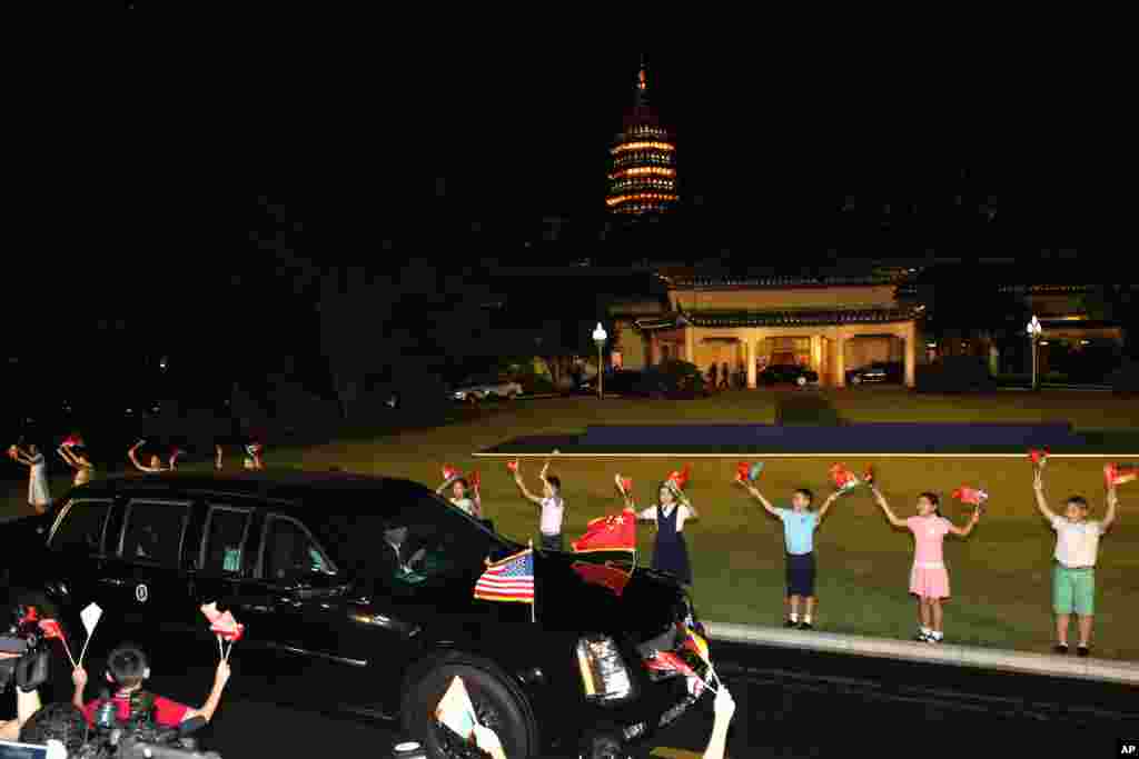 2016年9月4日，杭州G20峰会，在美国总统奥巴马的大轿车驶过的时候，中国儿童举着两国国旗列队欢迎。车头上有美国和中国国旗。