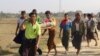 ရခိုင်ပြည်နယ်အတွင်း ဖြစ်ပွားနေတဲ့ စစ်ပွဲတွေကြောင့် သေဆုံးခဲ့ရသော အမျိုးသမီးတဦးကို မြေမြှုပ်ဖို့ သယ်လာကြသော အရပ်သားများ (မှတ်တမ်းဓာတ်ပုံ- ဖေဖော်ဝါရီ၊ ၂၁၊ ၂၀၁၉)