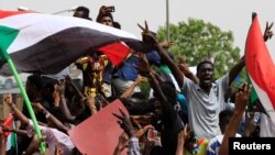 Watu wakiimba na kuandamana katika mitaa ya Sudan walipodai utawala wa kijeshi ukabidhi madaraka kwa raia mjini Khartoum, Sudan, Juni 30, 2019.