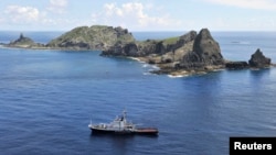 Kapal survei pemerintah kota Tokyo berlayar di sekitar sekelompok pulau yang disengketakan yang dikenal sebagai Senkaku di Jepang dan Diaoyu di China dalam gambar yang diambil oleh Kyodo 2 September 2012. (Foto: Reuters)