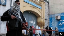 Petugas keamanan berjaga di sekitar sekolah dan kampus menyusul serangan di Universitas Bacha Khan di Peshawar, Pakistan, 21 Januari 2016 (Foto: dok). 