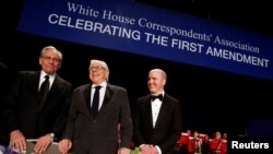 Mantan wartawan Washington Post Bob Woodward (dari kiri ke kanan) dan Carl Bernstein berdiri bersama Presiden Asosiasi Wartawan Gedung Putih Jeff Mason (Reuters) dalam acara jamuan makan malam untuk anggota asosiasi tersebut di Washington, 29 April 2017. (REUTERS/Jonathan Ernst ).