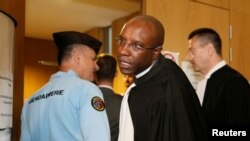 L'avocat français Richard Gisagara, qui représente une victimes du génocide rwandais arrive à la cour de justice à Paris, le 10 mai 2016/