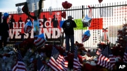 Un mémorial improvisé pour rendre hommage aux victimes de la fusillade à San Bernardino, en Californie, 7 décembre 2015.