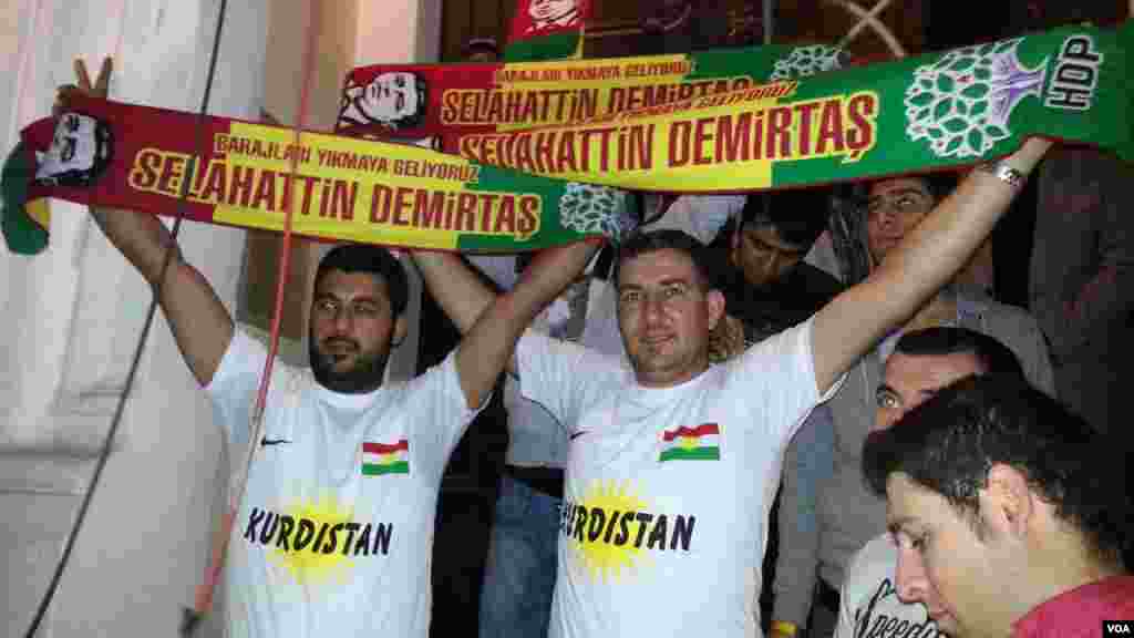Pro-Kurdish People's Democratic Party (HDP) supporters celebration for their victory, June 8, 2015. (Salih Turan/VOA Kurdish).