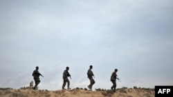 Pasukan keamanan Somalia melakukan patroli untuk mencari kelompok militan di Puntland, Somalia timur laut (foto: ilustrasi). 