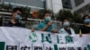 2020年5月22日，香港民主党成员在中联办前抗议。（美联社照片）