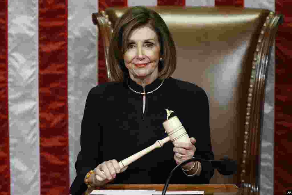 Spika Nancy Pelosi akitabasamu wakati Baraza la Wawakilishi likiendelea kupiga kura kupitisha vifungu viwili vya kumfungulia mashtaka ya kumuondoa madarakani Rais Donald Trump Washington, Dec. 18, 2019.