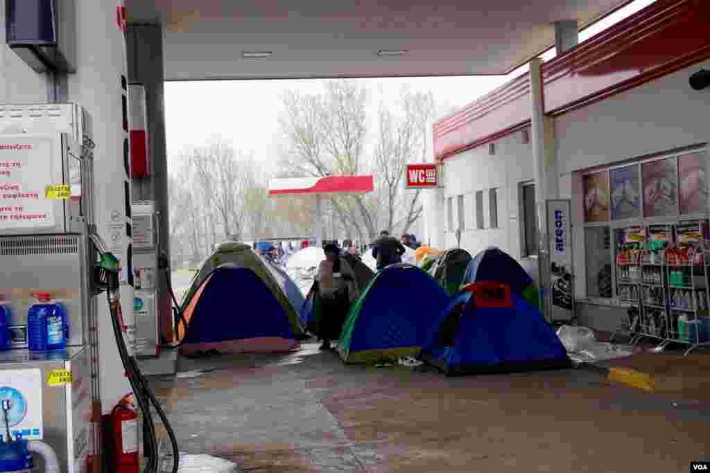 A few hundred refugees are camping out at a gas station 18 kilometers from the Idomeni camp. (Jamie Dettmer for VOA)