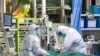 Staf medis (mengenakan pakaian pelindung) merawat pasien dengan pneumonia yang disebabkan oleh virus corona baru di Rumah Sakit Zhongnan, Universitas Wuhan, provinsi Hubei, China, 28 Januari 2020.