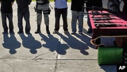 Suspected members of Sinaloa drug cartel and weapons are presented to the media in Tijuana, Mexico, January 20, 2011 (file photo)
