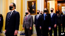 Članovi Predstavničkog doma, koji će imati ulogu tužioca na suđenju u Senatu, donose optužnicu protiv bivšeg predsjednika Donalda Trumpa u Gornji dom Kongresa, 25. januar 2021.