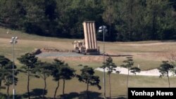 한국 경북 성주군 성주골프장에 사드 발사대가 하늘을 향하고 있다.