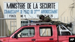 Un soldat des forces pro-Ouattara apprête son arme près d'un commissariat d'Abidjan