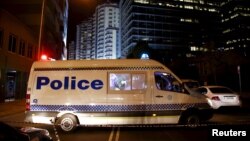 Sebuah mobil polisi memblokir jalan di luar markas besar kepolisian New South Wales (NSW) di Parramatta, Australia (2/10).