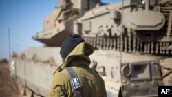 Un soldat israélien auprès de son char, plateau du Golan, le 28 novembre 2016. (AP Photo/Ariel Schalit)