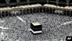 Para peziarah Muslim mempersiapkan diri untuk sholat Jumat di sekeliling Ka'bah, di Masjidil Haram, Mekah, Arab Saudi, 9 September 2016. (Foto: dok).