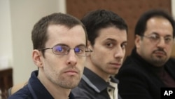 American hikers Shane Bauer (L) and Josh Fattal and their translator attend the first session of their trial in Tehran (File)