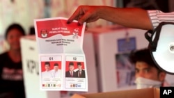 Para petugas pemilu melakukan perhitungan suara Pilpres di salah satu TPS di Jakarta, Rabu sore (17/4). Hasil survei LSI menunjukkan 70,7 persen responden setuju Presiden Joko Widodo harus mengakhiri masa jabatannya pada 2024 meskipun pandemi belum berakhir. (Ilustrasi)