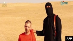 Pekerja bantuan Inggris, David Haines (kiri) sebelum dibunuh militan ISIS (foto: dok).