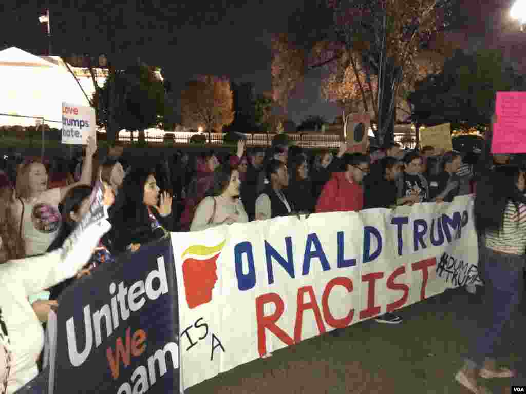 Demonstran yang memprotes pemilihan Donald Trump berteriak "Tidak terdokumentasi dan tidak takut" saat berkumpul dekat Gedung Putih di Washington, D.C. (10/11). (VOA/Jesusemen Oni)