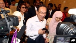 Pemimpin oposisi Malaysia Anwar Ibrahim (tengah) di pengadilan Putrajaya, Malaysia (Foto: dok). 