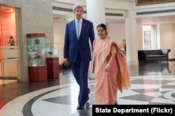 U.S. Secretary of State John Kerry and Indian Minister of External Affairs Shushma Swaraj head to a bilateral meeting at the Jawarhalal Nehru Bhawan in New Delhi, Aug. 30, 2016.