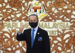 Perdana Menteri Muhyiddin Yassin berfoto bersama di gedung parlemen, di Kuala Lumpur, Malaysia, Kamis, 26 November 2020. (Foto: AP)