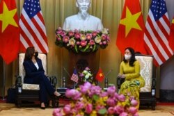 Makamu wa Rais wa Marekani Kamala Harris (kushoto) akizungumza na Makamu wa Rais wa Vietnam Vo Thi Anh Xuan katika Ikulu ya Rais, huko Hanoi, Agosti 25, 2021.