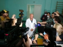 Dkt Anatoly Kalinichenko wa Hospitali No. 1 katika mji wa Omsk, Russia akizungmza na waandishi wa havari.