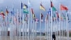 Des drapeaux de différents pays sont installés près des bâtiments où a lieu la COP22 à Marrakech, Maroc, le 6 novembre 2016.