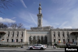 Polisi AS tampak melakukan pengamanan di Islamic Center Washington DC (foto: ilustrasi).