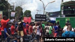 Des opposants à Alpha Condé avec des pancartes à Conakry, Guinea, August 2nd, 2017. (VOA/Zakaria Camara)