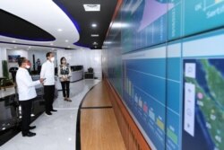 Presiden Joko Widodo mendengarkan penjelasan mengenai sistem online perizinan terpadu (OSS) oleh Menteri Investasi Bahlil Lahadalia dalam acara peluncuran OSS, di Jakarta, Senin, 9 Agustus 2021. (Foto: Biro Pers Sekretariat Presiden)